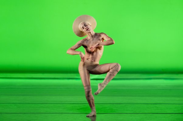 Compagnie Marie Chouinard_Magnificat_Dancer_Cl&eacute;mentine Schindler (c) Sylvie-Ann Par&eacute;