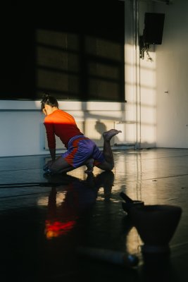 PATSCHARAPORN DISTAKUL: THE WEIGHT OF TENDING (c) Tatsuki Takada